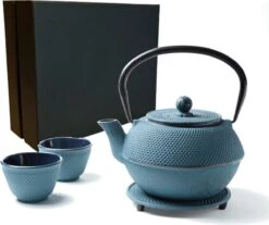 Tealøv THEE SET 1,1 LITER GIETIJZER | COMPLETE SET IN GESCHENKDOOS | Gietijzeren Theepot Met Roestvrijstalen Zeef, Gietijzeren Theekopjes En Onderzetter | In Authentiek Japanse Stijl | Arare Blauw