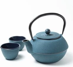 Tealøv THEE SET 1,1 LITER GIETIJZER | COMPLETE SET IN GESCHENKDOOS | Gietijzeren Theepot Met Roestvrijstalen Zeef, Gietijzeren Theekopjes En Onderzetter | In Authentiek Japanse Stijl | Arare Blauw -Barbecue Benodigdheden 1200x1108 2