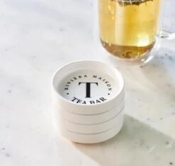 Riviera Maison Theezakjeshouder Met Tekst, Schaaltjes - Theezakjeshouder RM Tea Bar - Wit - Porselein - 4 Stuks -Barbecue Benodigdheden 1200x1140 3