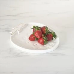 Riviera Maison Serveerschaal Aardbei, Zomers Serveerbord Voor Fruit - Tasty Strawberry Serving Dish - Wit / Goud - Porselein - 1 Stuk 7 Riviera Maison Serveerschaal Aardbei, Zomers Serveerbord Voor Fruit - Tasty Strawberry Serving Dish - Wit / Goud - Porselein - 1 Stuk -Barbecue Benodigdheden 1200x1200 1076
