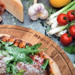 Boska Pizzaplank Friends L - BBQ Accessoires - Eikenhout - Handige Opvanggeul - Ø 34 Cm -Barbecue Benodigdheden 1200x1200 1441