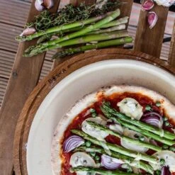 Boska Pizzaplank Friends L - BBQ Accessoires - Eikenhout - Handige Opvanggeul - Ø 34 Cm -Barbecue Benodigdheden 1200x1200 1443