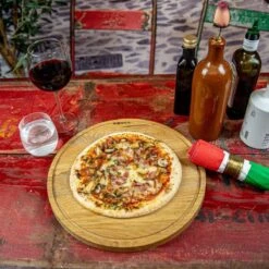 Boska Pizzaplank Friends L - BBQ Accessoires - Eikenhout - Handige Opvanggeul - Ø 34 Cm -Barbecue Benodigdheden 1200x1200 1445