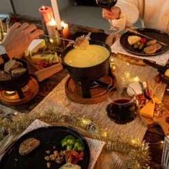 Boska Pizzaplank Friends L - BBQ Accessoires - Eikenhout - Handige Opvanggeul - Ø 34 Cm -Barbecue Benodigdheden 1200x1200 1446