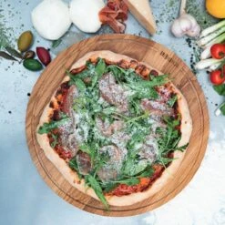 Boska Pizzaplank Friends L - BBQ Accessoires - Eikenhout - Handige Opvanggeul - Ø 34 Cm -Barbecue Benodigdheden 1200x1200 1447