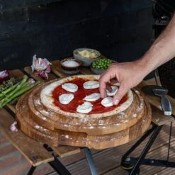 Boska Pizzaplank Friends L - BBQ Accessoires - Eikenhout - Handige Opvanggeul - Ø 34 Cm -Barbecue Benodigdheden 1200x1200 1449