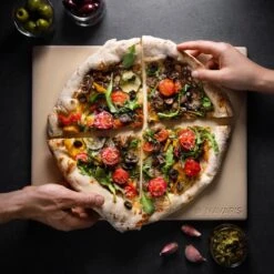 Navaris Pizzasteen XL Voor Oven En Barbecue - Rechthoekige Pizzaplaat 38 X 30 Cm - Inclusief Pizzaschep Met Extra Lang Handvat En Receptenboek -Barbecue Benodigdheden 1200x1200 1492