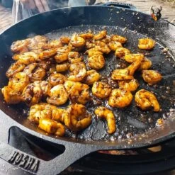 Valhal Outdoor Skillet / Plancha / Koekenpan - Gietijzer - Diameter 35cm, Twee Handvatten, VH35F -Barbecue Benodigdheden 1200x1200 1548