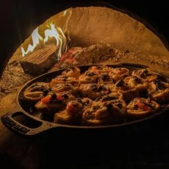 Valhal Outdoor Skillet / Plancha / Koekenpan - Gietijzer - Diameter 35cm, Twee Handvatten, VH35F -Barbecue Benodigdheden 1200x1200 1549