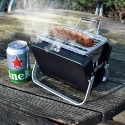 Mikamax Draagbare Mini BBQ - Barbecue - 's Werelds Kleinste Barbecue - Past In Je Broekzak - 18 × 6 × 15,5 Cm - 714 Gram - Mat Zwart -Barbecue Benodigdheden 1200x1200 1668