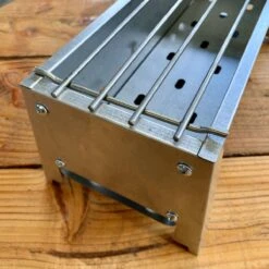 Spiedini Saté-bbq Bali 40 Mini - Kleine, Smalle Houtskoolbarbecue Met Horizontaal Rooster Voor Sate Of Andere Spiesjes - 40 Cm Lang, 11 Cm Breed, 14 Cm Hoog - Ideaal Voor Tuin- Of Open Haard, Of Balkon - Materiaal: Gealuminiseerd Ijzer -Barbecue Benodigdheden 1200x1200 1781