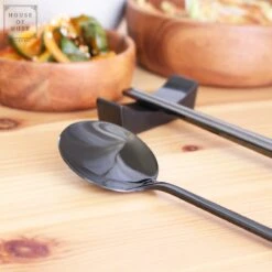 House Of Husk 1 Persoons Chopstick Set - 1 Paar Metalen Koreaanse Eetstokjes - Inclusief Eetlepel En Houder - RVS - Metaal - Eetstokjes - Koreaans - Vaatwasserbestendig - Sushi Chopsticks - Noodles - Zwart -Barbecue Benodigdheden 1200x1200 2303