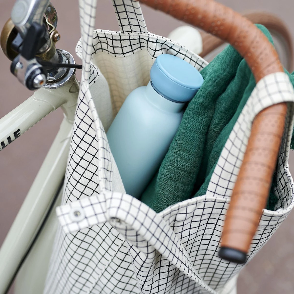 Mepal – Isoleerfles Ellipse 900 Ml – Houdt Je Drankje 12 Uur Warm En 24 Uur Koud – Nordic Denim – Geschikt Voor Bruiswater – Thermosfles – Lekdicht 3 Mepal – Isoleerfles Ellipse 900 Ml – Houdt Je Drankje 12 Uur Warm En 24 Uur Koud – Nordic Denim – Geschikt Voor Bruiswater – Thermosfles – Lekdicht - Afbeelding 3