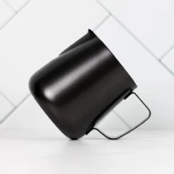 Melkopschuimkannetje Essentials - Zwart - 350ml - Melkkannetje Opschuim - Melkkannetje RVS - Melkkan -Barbecue Benodigdheden 1200x1200 976