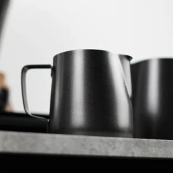 Melkopschuimkannetje Essentials - Zwart - 350ml - Melkkannetje Opschuim - Melkkannetje RVS - Melkkan -Barbecue Benodigdheden 1200x1200 977