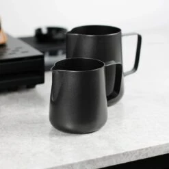 Melkopschuimkannetje Essentials - Zwart - 350ml - Melkkannetje Opschuim - Melkkannetje RVS - Melkkan -Barbecue Benodigdheden 1200x1200 978