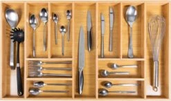 Grote Bestekbak Bamboe 81x47CM - Coninx Besteklade - Opbergbak - Duurzaam - Bamboe - Voor Laden Vanaf 47cm Diep -Barbecue Benodigdheden 1200x711 1