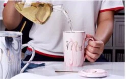 Merkloos Set Van 2 Mokken - Mok Set - Couple Mok - Koffiemok - Koffiebeker - Beker - Mokken En Bekers - Beker Met Lepel En Deksel - 400 Ml - Keramiek - Mr./Mrs. - Blauw/roze -Barbecue Benodigdheden 1200x752 1