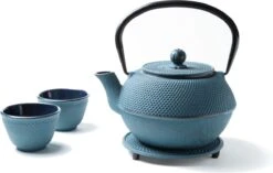 Tealøv THEE SET 1,1 LITER GIETIJZER | COMPLETE SET IN GESCHENKDOOS | Gietijzeren Theepot Met Roestvrijstalen Zeef, Gietijzeren Theekopjes En Onderzetter | In Authentiek Japanse Stijl | Arare Blauw -Barbecue Benodigdheden 1200x765