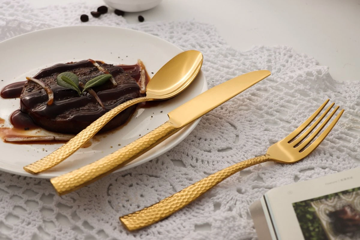 Bestekset - Bestek Goud Gehamerd -24 Delig-Zwitsers Kwaliteit-Complete Set-100% Roestvrijstaal-Gehamerd Gold 24k-Goud 24K 8 Bestekset - Bestek Goud Gehamerd -24 Delig-Zwitsers Kwaliteit-Complete Set-100% Roestvrijstaal-Gehamerd Gold 24k-Goud 24K - Afbeelding 8