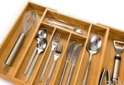 Budu Uitschuifbare Bamboe Bestekbak #33,5 (33,5 Cm Diep) - Bestekcassette Hout - Besteklade - 33,5 X 28 - 45 Cm - 5/7 Vakken -Barbecue Benodigdheden 1200x828 5