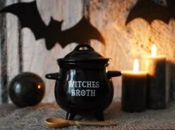 Something Different Soepkom Witches Broth Cauldron With Broom Spoon Zwart -Barbecue Benodigdheden 1200x896