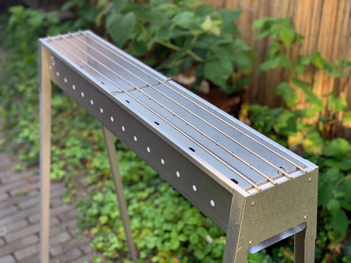 Spiedini Saté-bbq Bali 80 - Saté Houtskoolbarbecue Met Horizontaal Rooster - 80 Cm Lang, 11 Cm Breed - Materiaal: Gealuminiseerd Ijzer 4 Spiedini Saté-bbq Bali 80 - Saté Houtskoolbarbecue Met Horizontaal Rooster - 80 Cm Lang, 11 Cm Breed - Materiaal: Gealuminiseerd Ijzer - Afbeelding 4