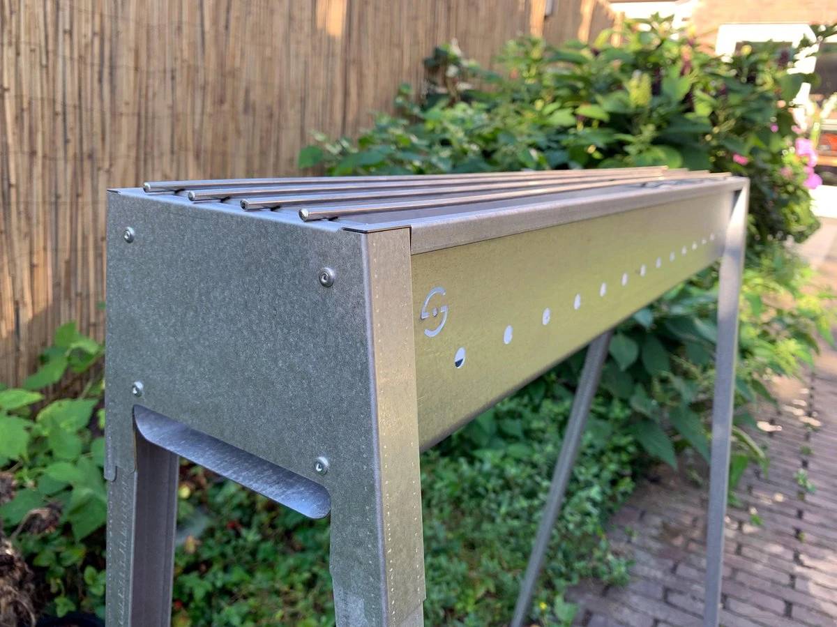 Spiedini Saté-bbq Bali 80 - Saté Houtskoolbarbecue Met Horizontaal Rooster - 80 Cm Lang, 11 Cm Breed - Materiaal: Gealuminiseerd Ijzer 11 Spiedini Saté-bbq Bali 80 - Saté Houtskoolbarbecue Met Horizontaal Rooster - 80 Cm Lang, 11 Cm Breed - Materiaal: Gealuminiseerd Ijzer - Afbeelding 11