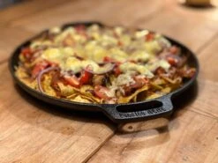 Valhal Outdoor Skillet / Plancha / Koekenpan - Gietijzer - Diameter 35cm, Twee Handvatten, VH35F -Barbecue Benodigdheden 1200x900 168