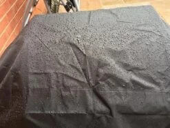 COVER UP HOC RED Label BBQ Hoes 145x61x117 Cm Waterdichte Barbecue Hoes / Afdekhoes Bbq / Met Trekkoord, Bbq Hoes, Bbq Hoes Waterdicht, Bbq Beschermhoes Zwart -Barbecue Benodigdheden 1200x902 4