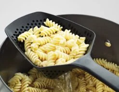 Joseph Joseph Scoop Plus Vergietlepel - Schuimspaan - Frituurschep 13 Joseph Joseph Scoop Plus Vergietlepel - Schuimspaan - Frituurschep -Barbecue Benodigdheden 1200x923 7