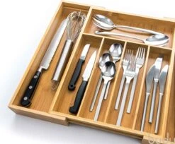 Budu Uitschuifbare Bamboe Bestekbak #38 (38 Cm Diep) - Bestekcassette Hout - Besteklade - 38 X 29,5 - 47,8 Cm - 5/7 Vakken -Barbecue Benodigdheden 1200x990 2