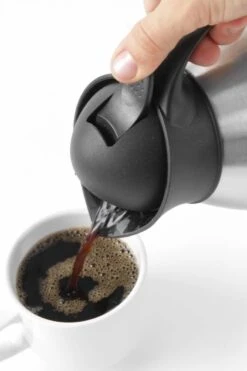 Hendi Thermoskan 1,5 Liter - Isoleerkan Met Drukknop - Zwart - Ø14,5x(H)23cm -Barbecue Benodigdheden 799x1200