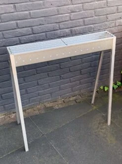 Spiedini Saté-bbq Bali 80 - Saté Houtskoolbarbecue Met Horizontaal Rooster - 80 Cm Lang, 11 Cm Breed - Materiaal: Gealuminiseerd Ijzer 35 Spiedini Saté-bbq Bali 80 - Saté Houtskoolbarbecue Met Horizontaal Rooster - 80 Cm Lang, 11 Cm Breed - Materiaal: Gealuminiseerd Ijzer -Barbecue Benodigdheden 899x1200 35