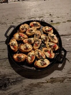 Valhal Outdoor Skillet / Plancha / Koekenpan - Gietijzer - Diameter 35cm, Twee Handvatten, VH35F -Barbecue Benodigdheden 900x1200 40